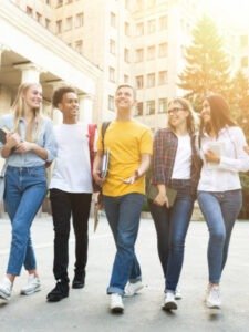 Students walking outside the college building, bachelor's campus life rhythm